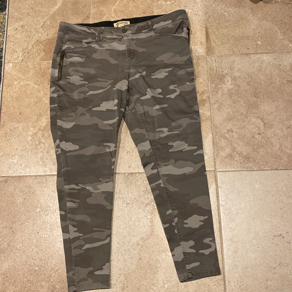 DEMOCRACY AB TECHNOLOGY CAMO STRETCH SKINNY LEG JEAN PANTS SZ 20
